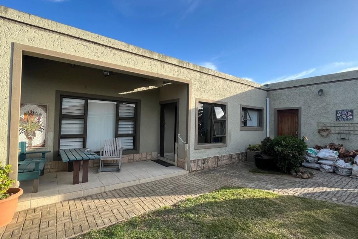 Stylish 3-bedroom home built around a modern entertainment area - Photo 3