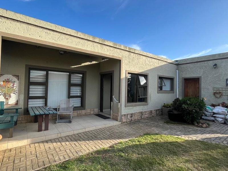 Stylish 3-bedroom home built around a modern entertainment area - Photo 3