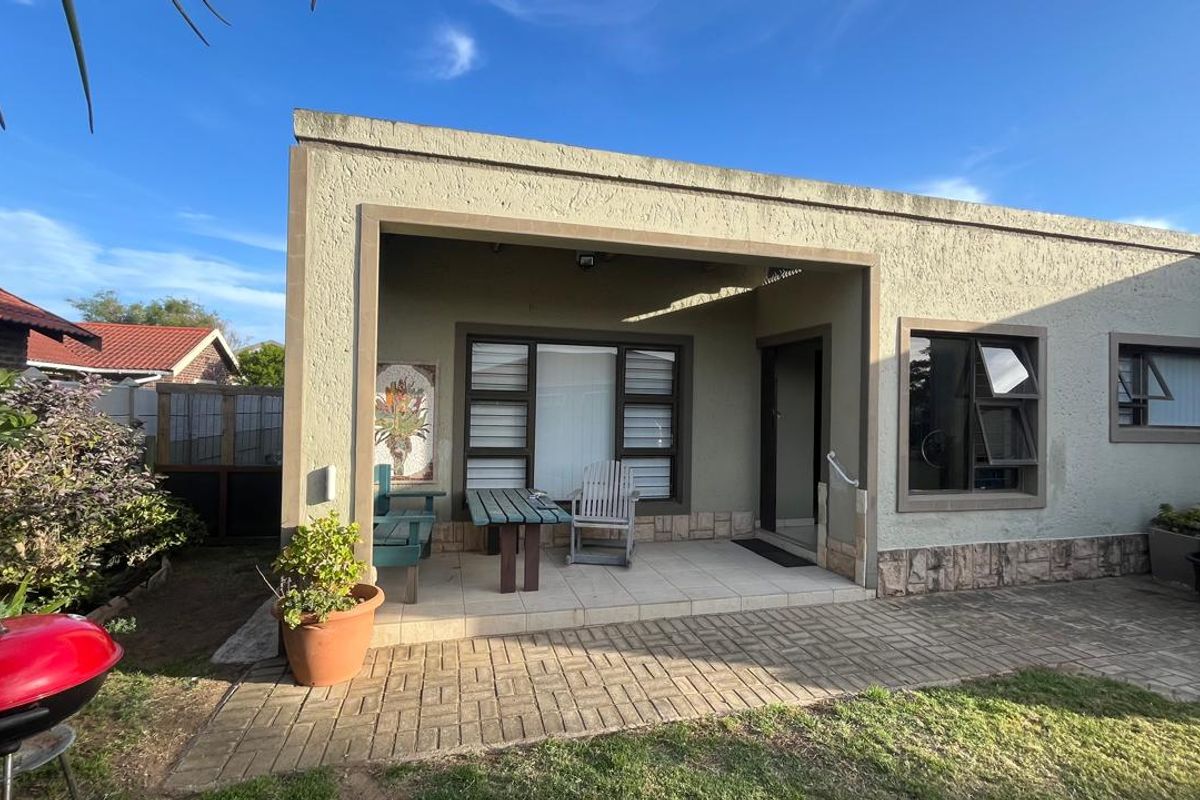 Stylish 3-bedroom home built around a modern entertainment area - Photo 2