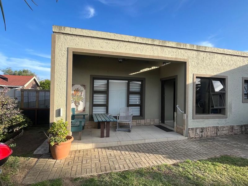 Stylish 3-bedroom home built around a modern entertainment area - Photo 2