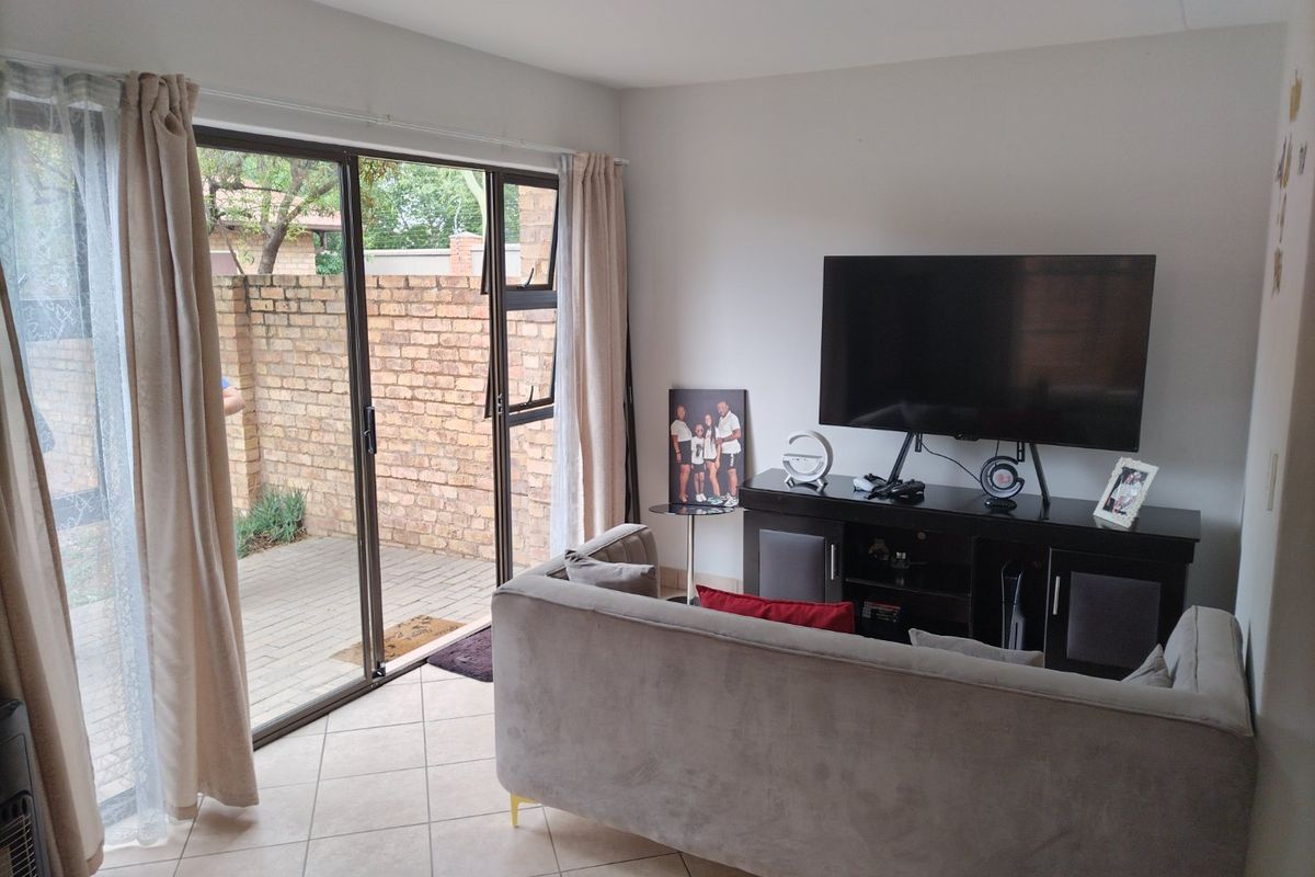 Prime 3 Bedroom Double Garage Marula Hazeldean Oukraal Estate - Photo 3