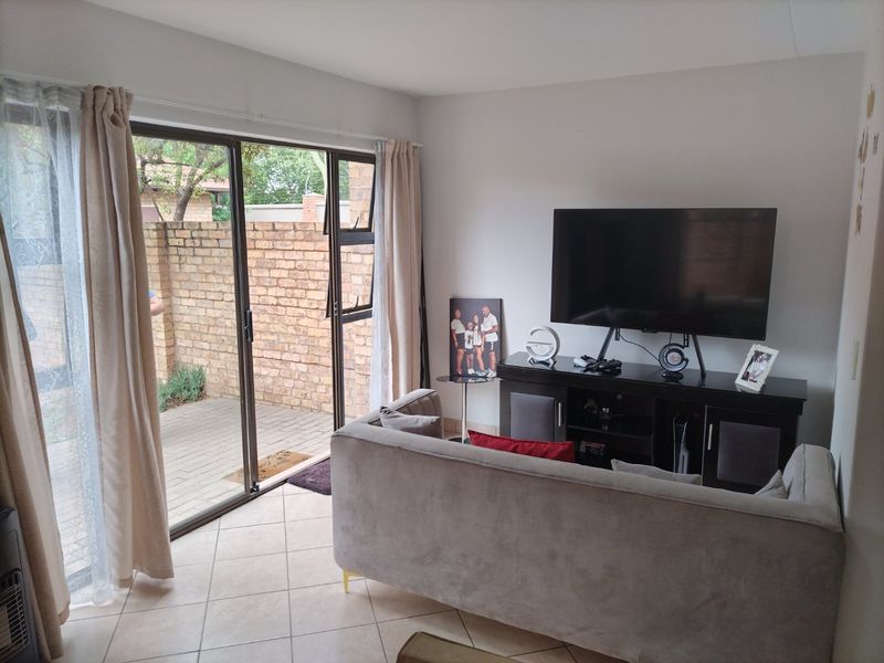 Prime 3 Bedroom Double Garage Marula Hazeldean Oukraal Estate - Photo 3