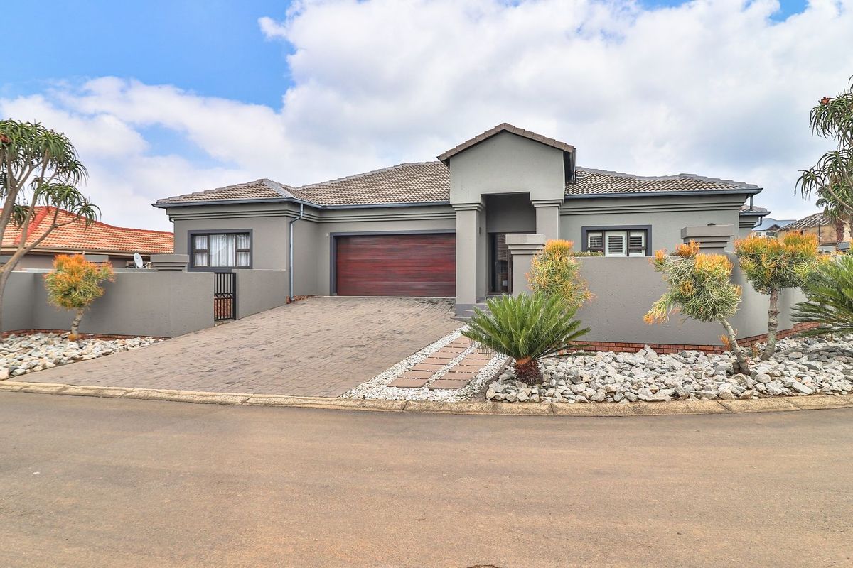 Magnificent home in the sought after Pebble Creek Estate - Photo 2