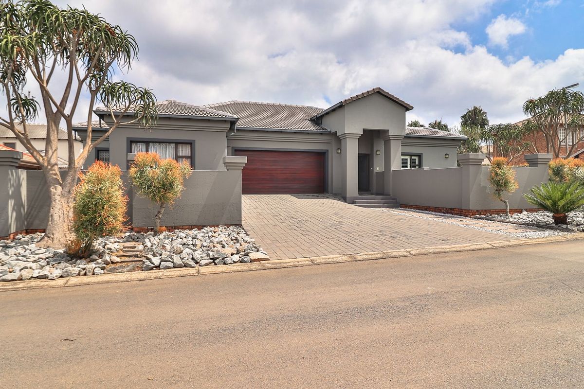 Magnificent home in the sought after Pebble Creek Estate - Photo 3