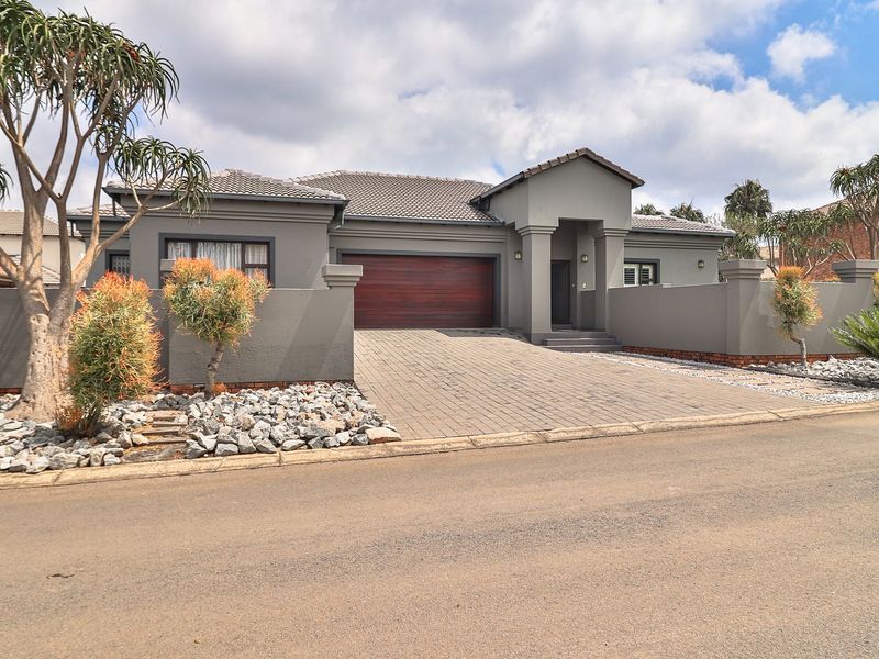 Magnificent home in the sought after Pebble Creek Estate - Photo 3