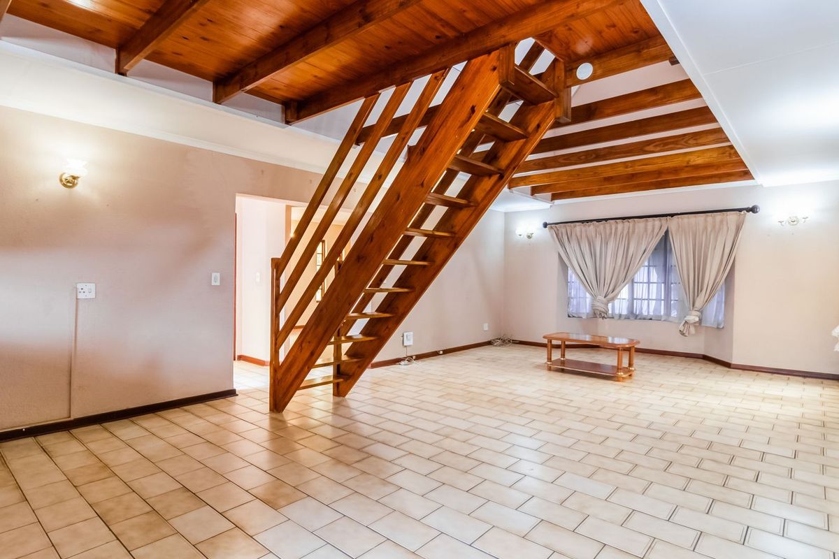 Bedfordview Standalone 3 Bedroom, 2 Bathroom Cluster at The Windsors with private pool and double garages. - Photo 4