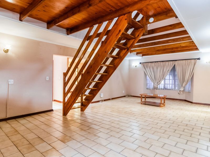 Bedfordview Standalone 3 Bedroom, 2 Bathroom Cluster at The Windsors with private pool and double garages. - Photo 4