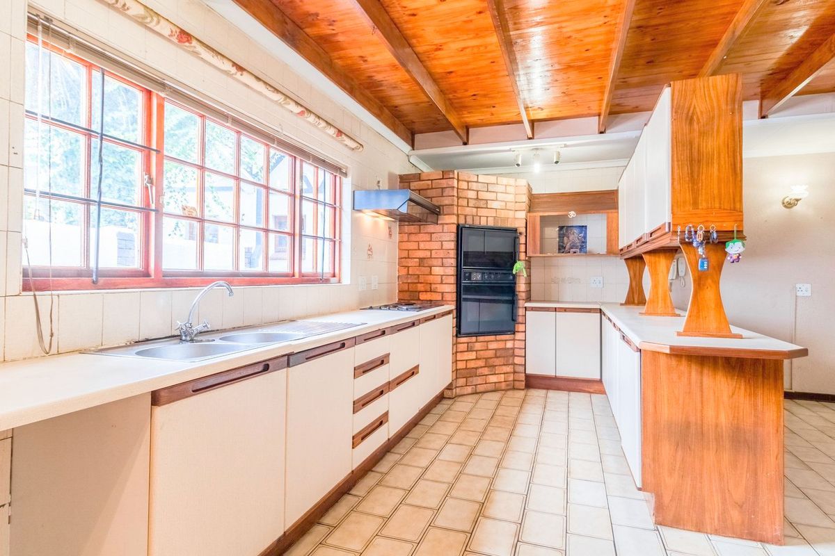 Bedfordview Standalone 3 Bedroom, 2 Bathroom Cluster at The Windsors with private pool and double garages. - Photo 2