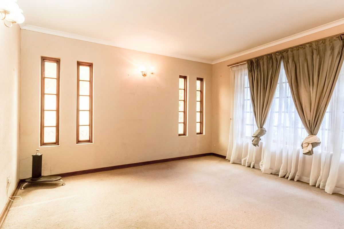 Bedfordview Standalone 3 Bedroom, 2 Bathroom Cluster at The Windsors with private pool and double garages. - Photo 5