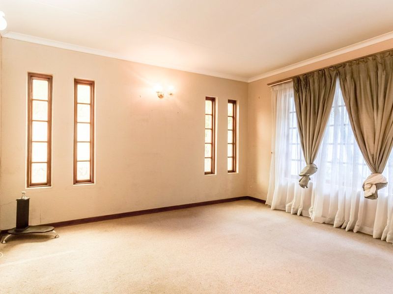 Bedfordview Standalone 3 Bedroom, 2 Bathroom Cluster at The Windsors with private pool and double garages. - Photo 5