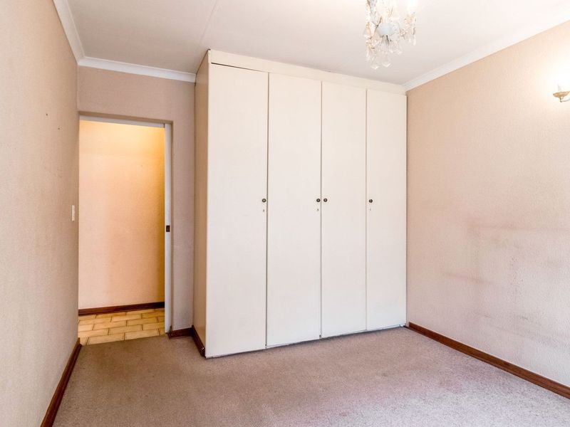 Bedfordview Standalone 3 Bedroom, 2 Bathroom Cluster at The Windsors with private pool and double garages. - Photo 10