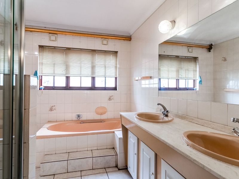 Bedfordview Standalone 3 Bedroom, 2 Bathroom Cluster at The Windsors with private pool and double garages. - Photo 9