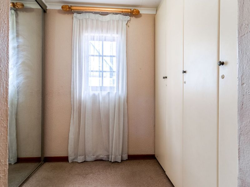 Bedfordview Standalone 3 Bedroom, 2 Bathroom Cluster at The Windsors with private pool and double garages. - Photo 8