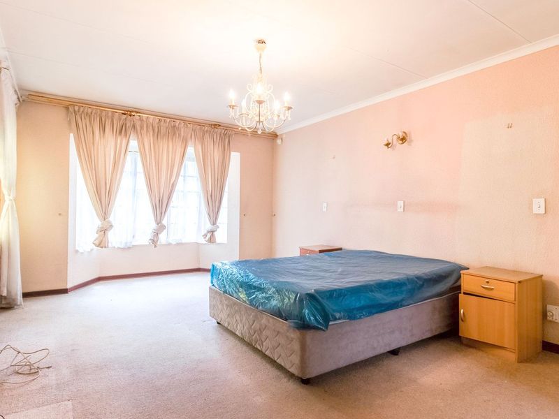 Bedfordview Standalone 3 Bedroom, 2 Bathroom Cluster at The Windsors with private pool and double garages. - Photo 7