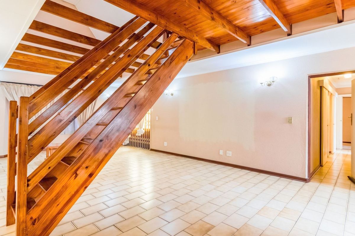 Bedfordview Standalone 3 Bedroom, 2 Bathroom Cluster at The Windsors with private pool and double garages. - Photo 3