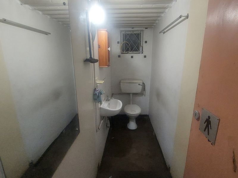 Commercial property for rent in Umbilo - Photo 9