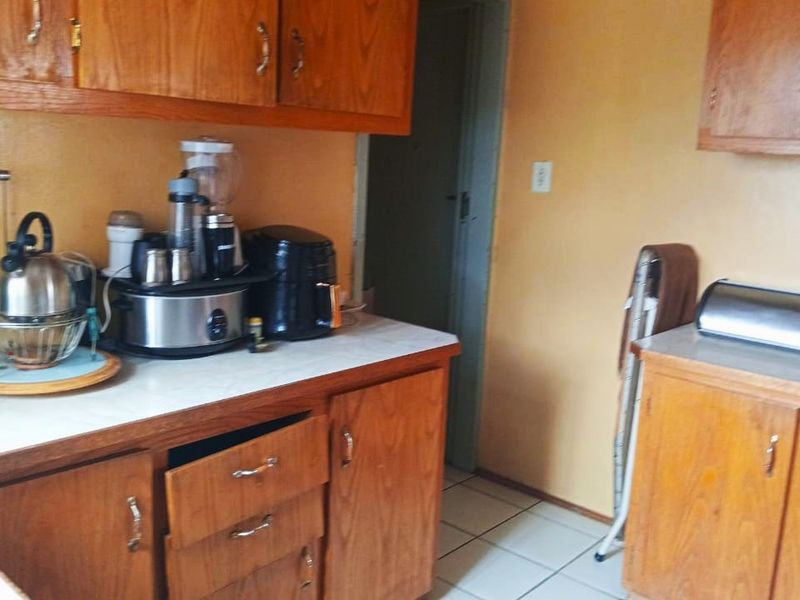 3 Bedroom House Available - Photo 9