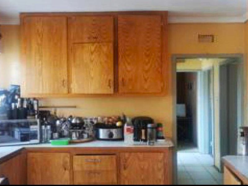 3 Bedroom House Available - Photo 8