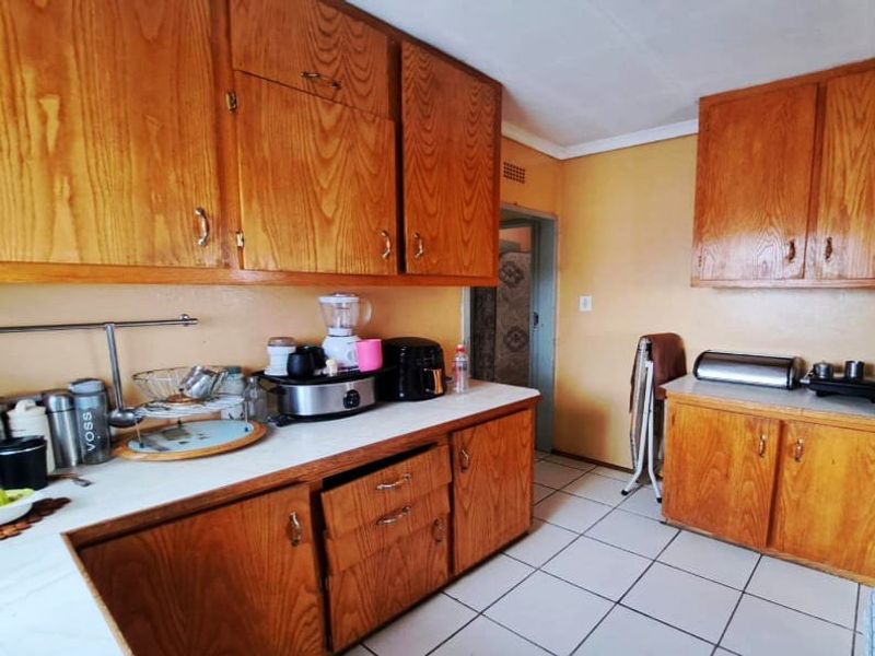 3 Bedroom House Available - Photo 7