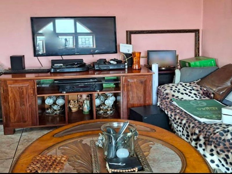 3 Bedroom House Available - Photo 5