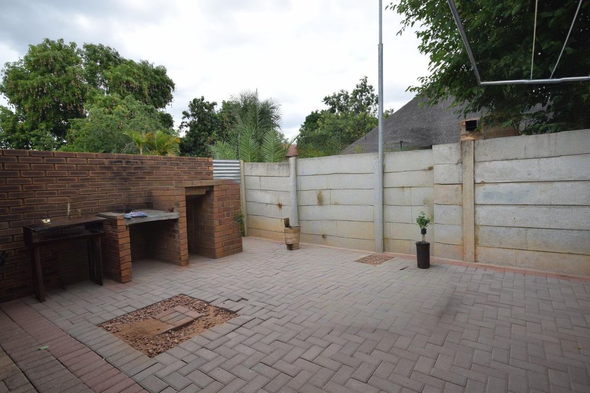 Neat 2-Bedroom Townhouse with Double-Volume Living Space in a Secure, Convenient Location - Photo 2