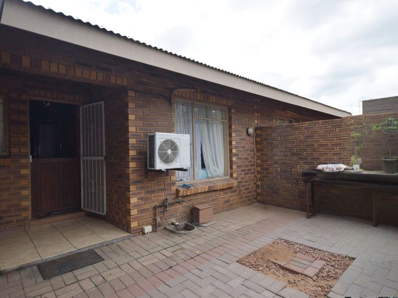 Neat 2-Bedroom Townhouse with Double-Volume Living Space in a Secure, Convenient Location - Photo 4