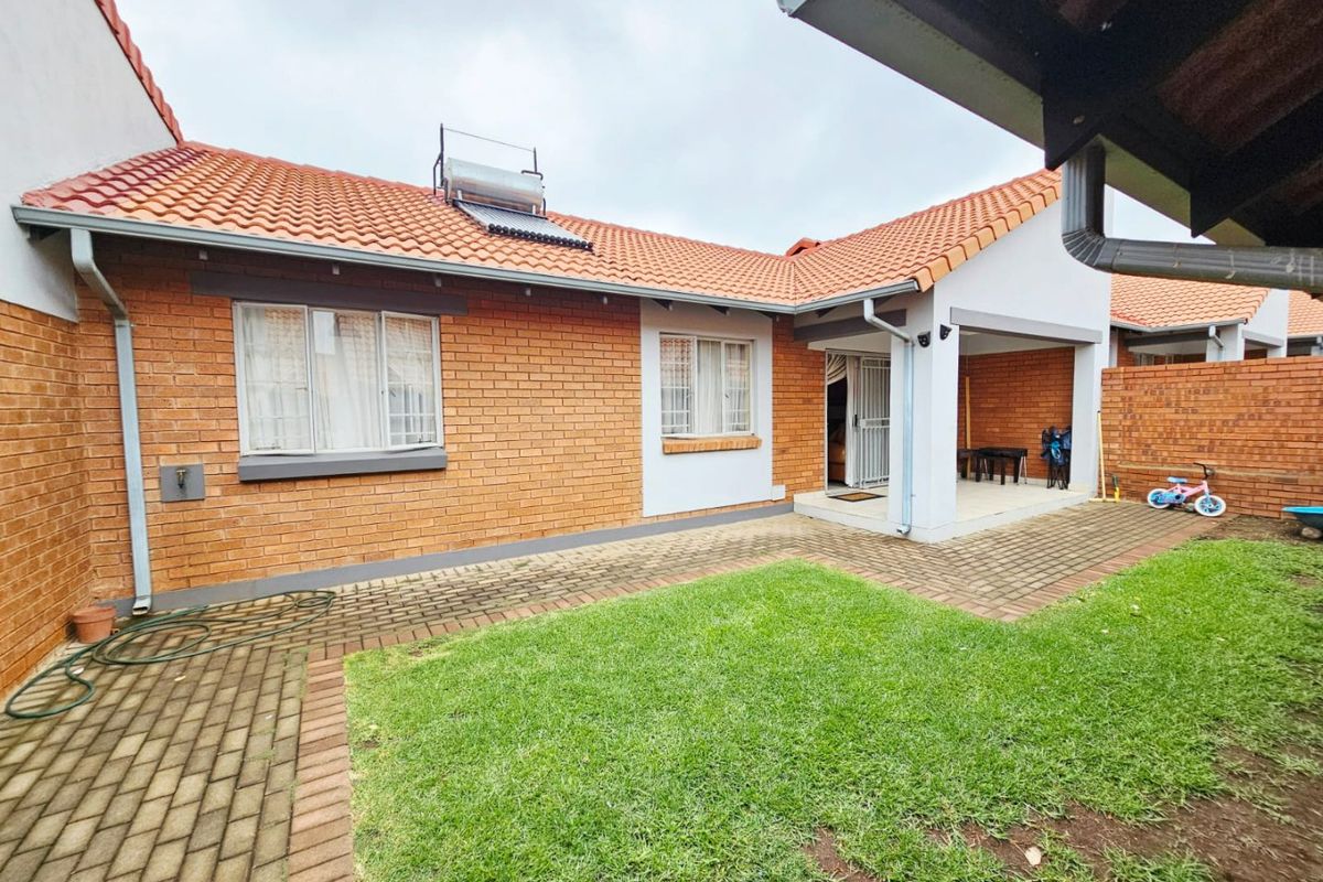 A Beautiful 3 Bedroom 2 Bathroom Townhouse for Sale in Monavoni - Photo 3