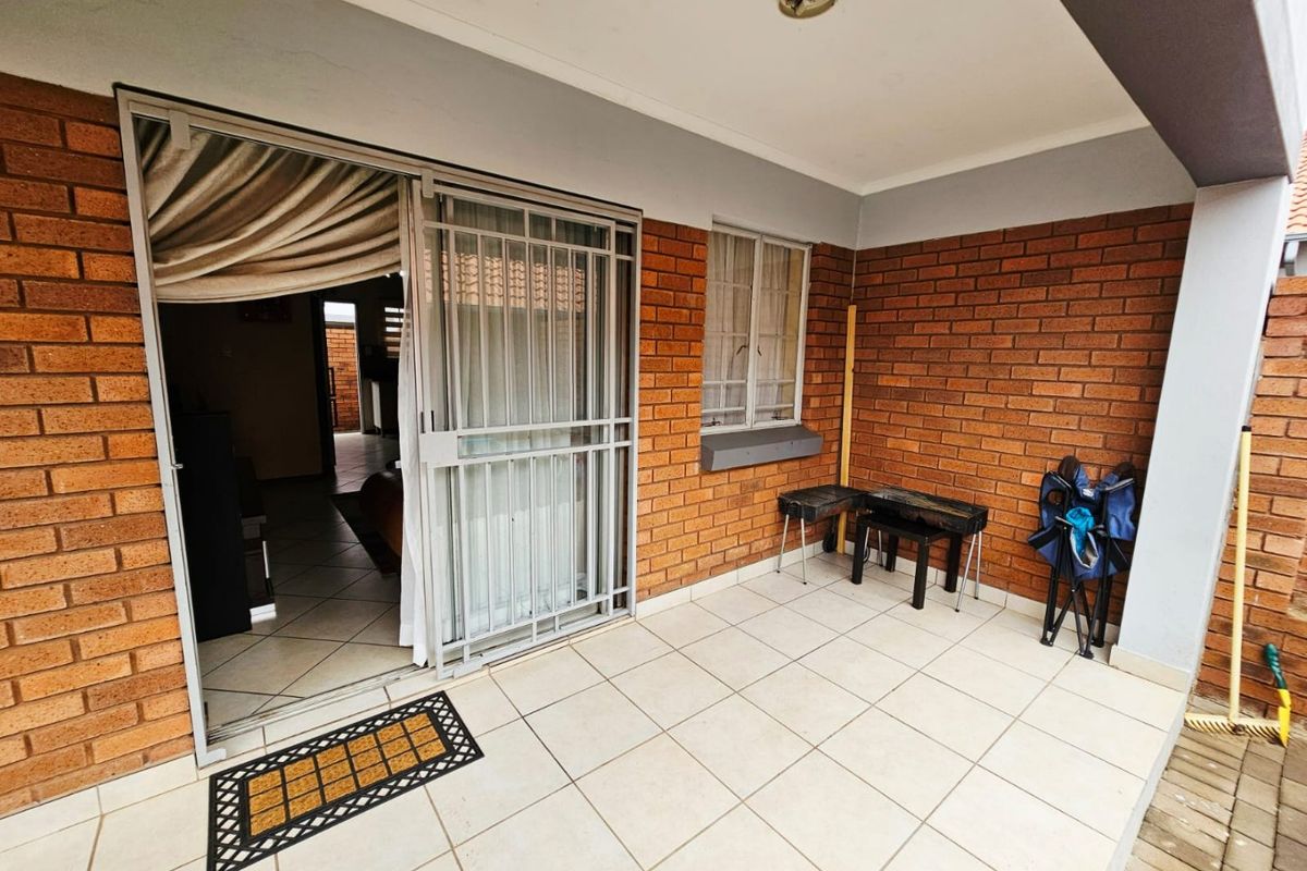 A Beautiful 3 Bedroom 2 Bathroom Townhouse for Sale in Monavoni - Photo 2