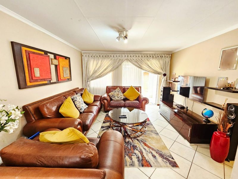 A Beautiful 3 Bedroom 2 Bathroom Townhouse for Sale in Monavoni - Photo 8