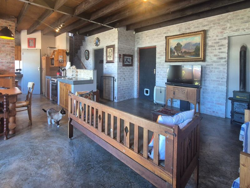 Charming open-plan home with mountain views in King George Park - Photo 4