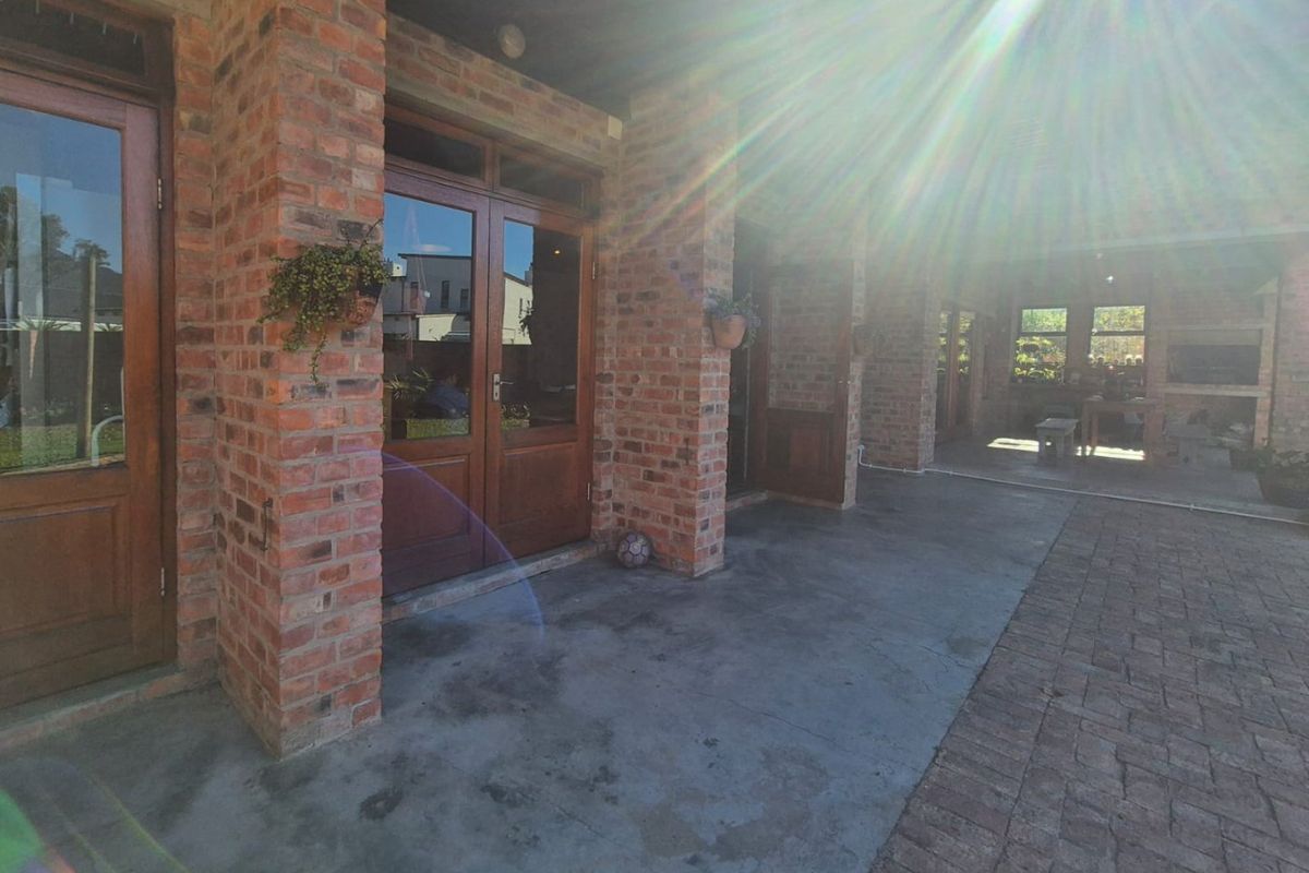 Charming open-plan home with mountain views in King George Park - Photo 2