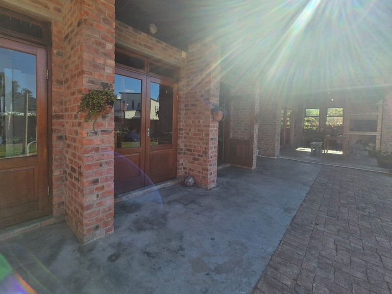 Charming open-plan home with mountain views in King George Park - Photo 2