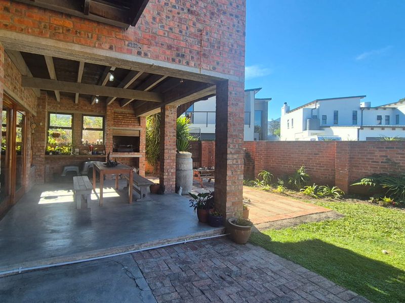 Charming open-plan home with mountain views in King George Park - Photo 7