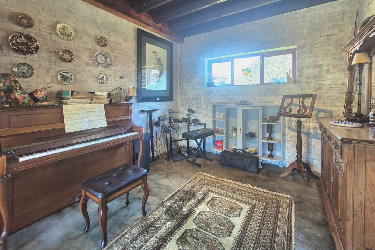 Charming open-plan home with mountain views in King George Park - Photo 5