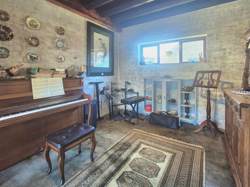 Charming open-plan home with mountain views in King George Park - Photo 5