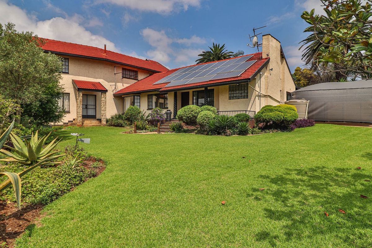 Spacious Home in boomed section of Croydon - Photo 3