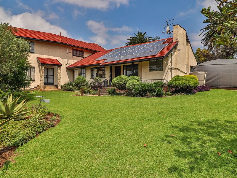 Spacious Home in boomed section of Croydon - Photo 3