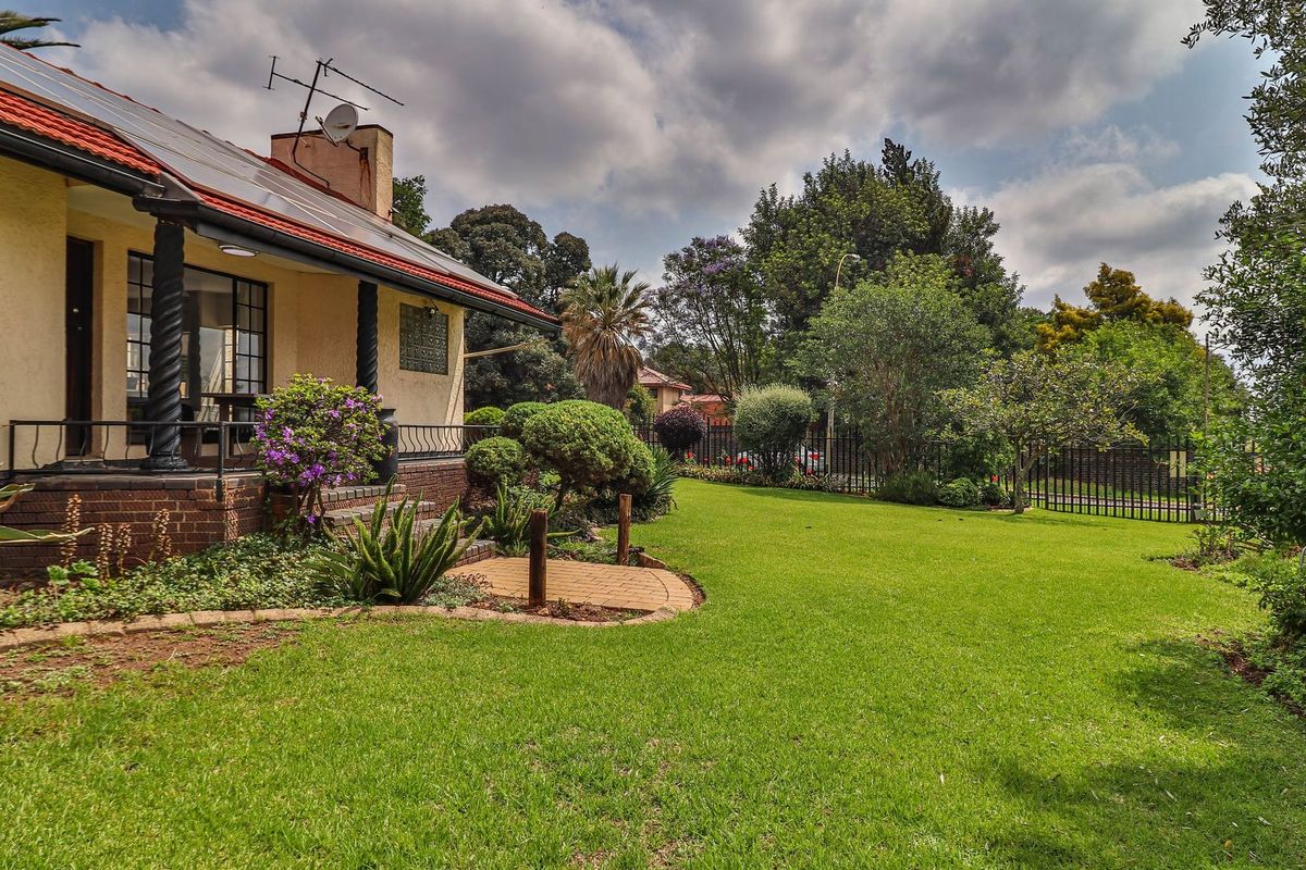Spacious Home in boomed section of Croydon - Photo 4