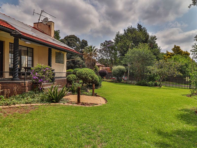 Spacious Home in boomed section of Croydon - Photo 4