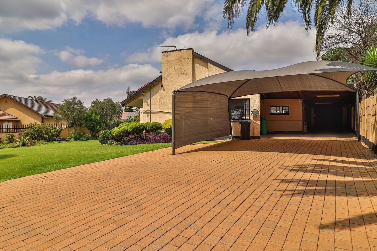Spacious Home in boomed section of Croydon - Photo 2