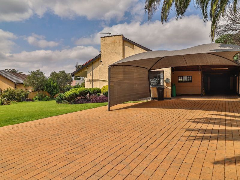Spacious Home in boomed section of Croydon - Photo 2