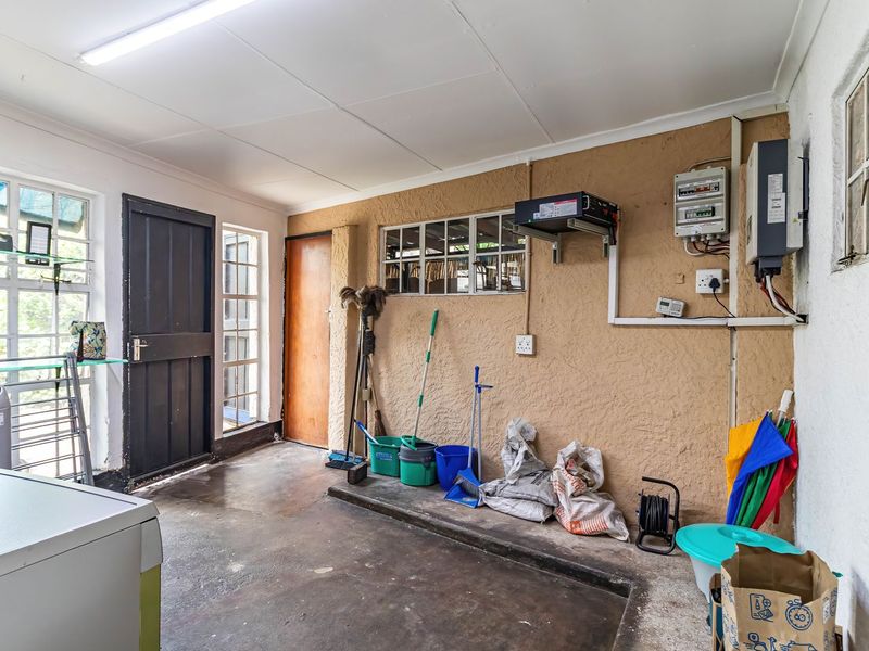 Spacious Home in boomed section of Croydon - Photo 10