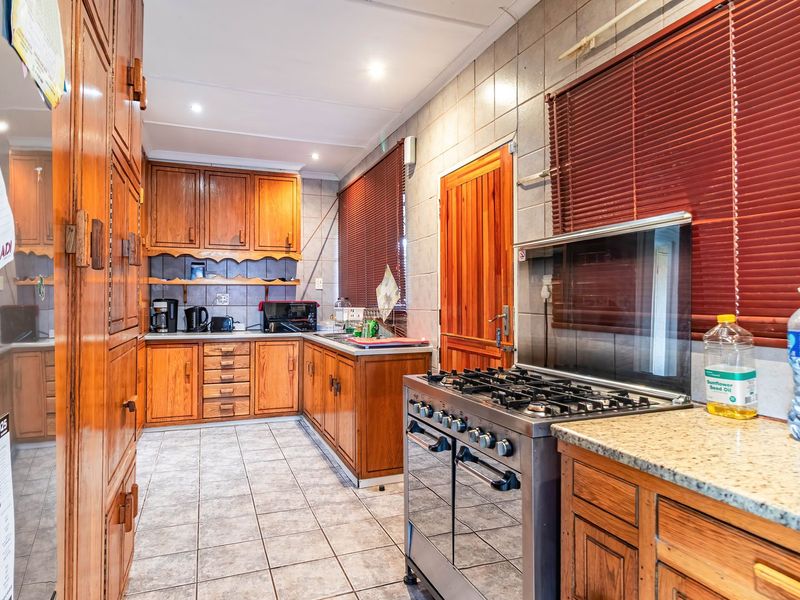 Spacious Home in boomed section of Croydon - Photo 9