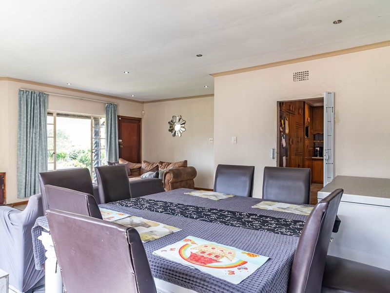 Spacious Home in boomed section of Croydon - Photo 8