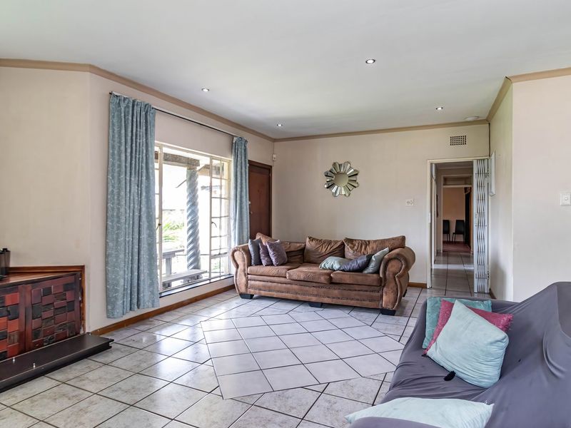 Spacious Home in boomed section of Croydon - Photo 7