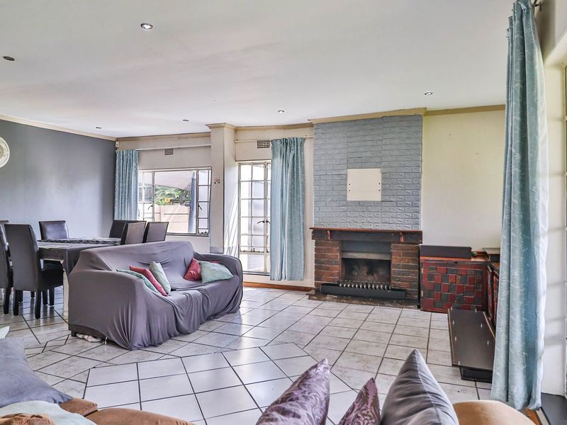 Spacious Home in boomed section of Croydon - Photo 6