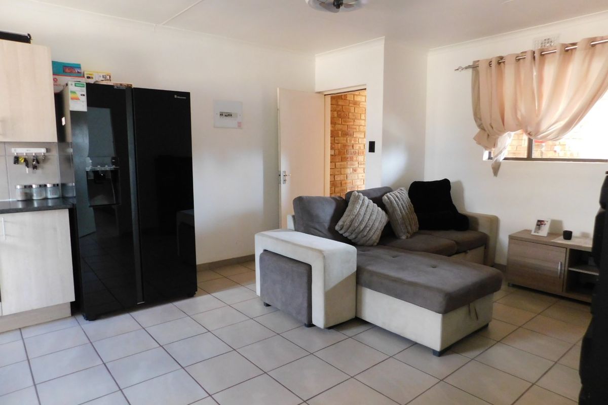 Modern 2-Bedroom Apartment for Sale in The Pines – Bright, Secure & Perfectly Located - Photo 4