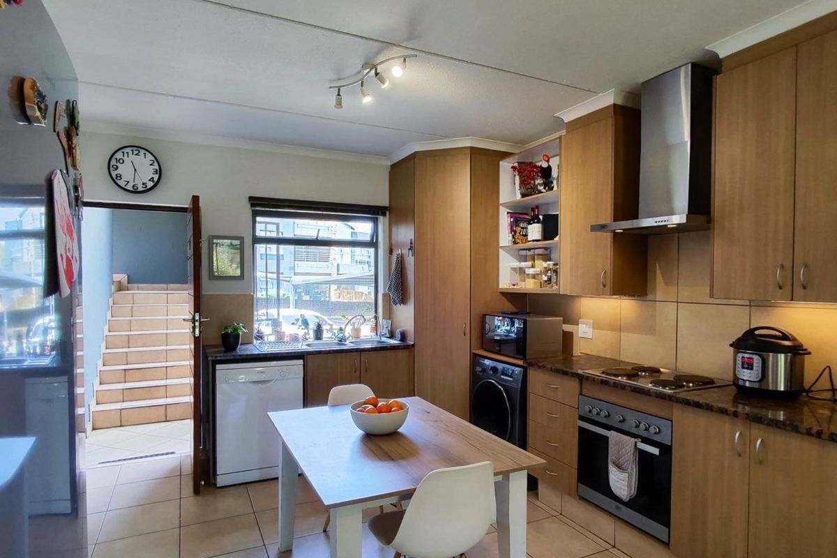 2 Bedroom Apartment / Flat for Sale – Greenstone Hill - Photo 3