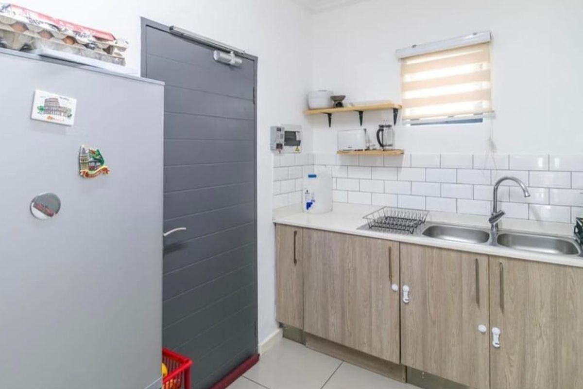 Modern 2 Bedrooms , 2 Bathrooms Apartment for Sale in Halfway Gardens - Photo 3