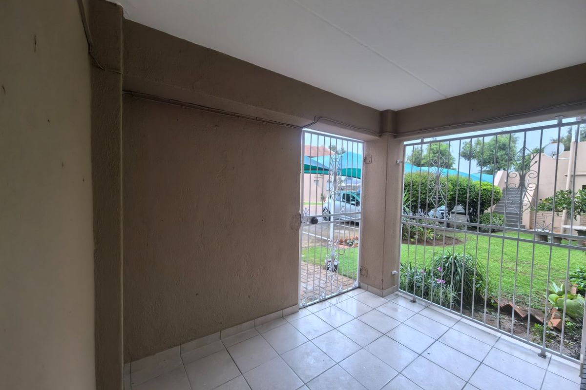 Ground floor 2 bedroom apartment with an enclosed patio. - Photo 5